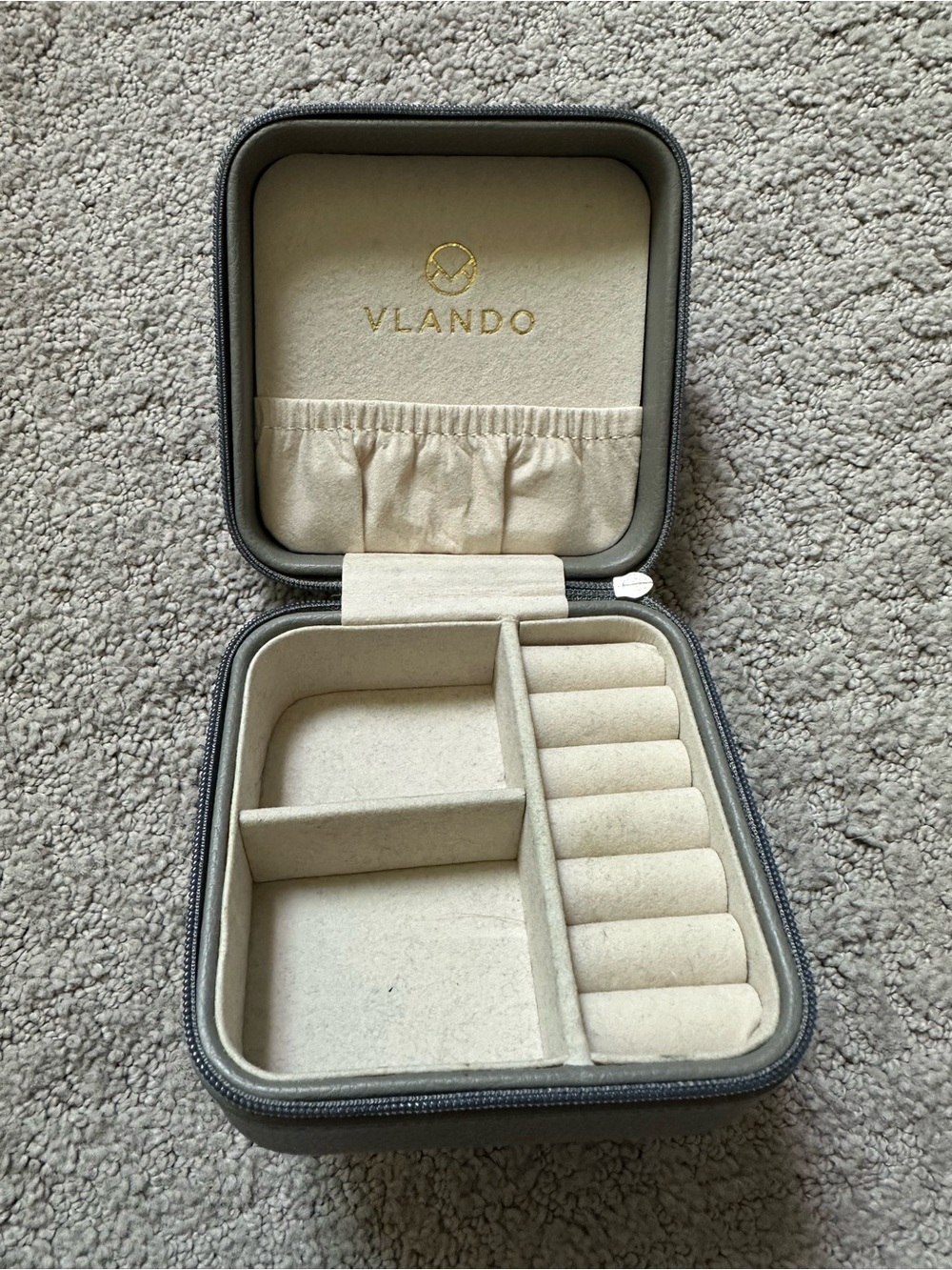 Vlando Compact Jewelry Travel Case in gray
